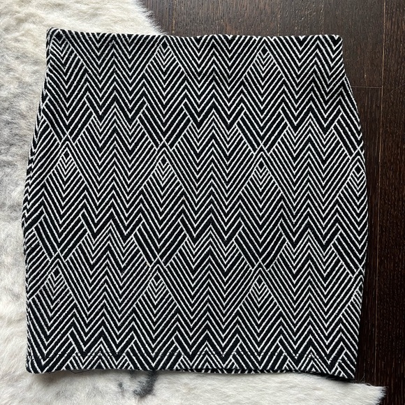 Zara: Small: Striped, Fitted, Mini Skirt: Black&White - Picture 7 of 8